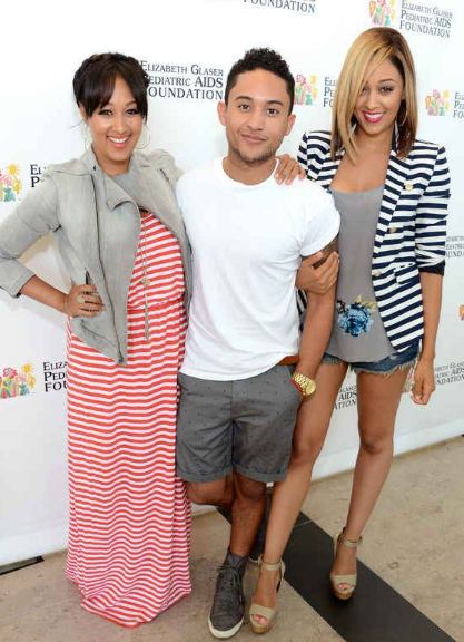 Tahj Mowry with his sisters